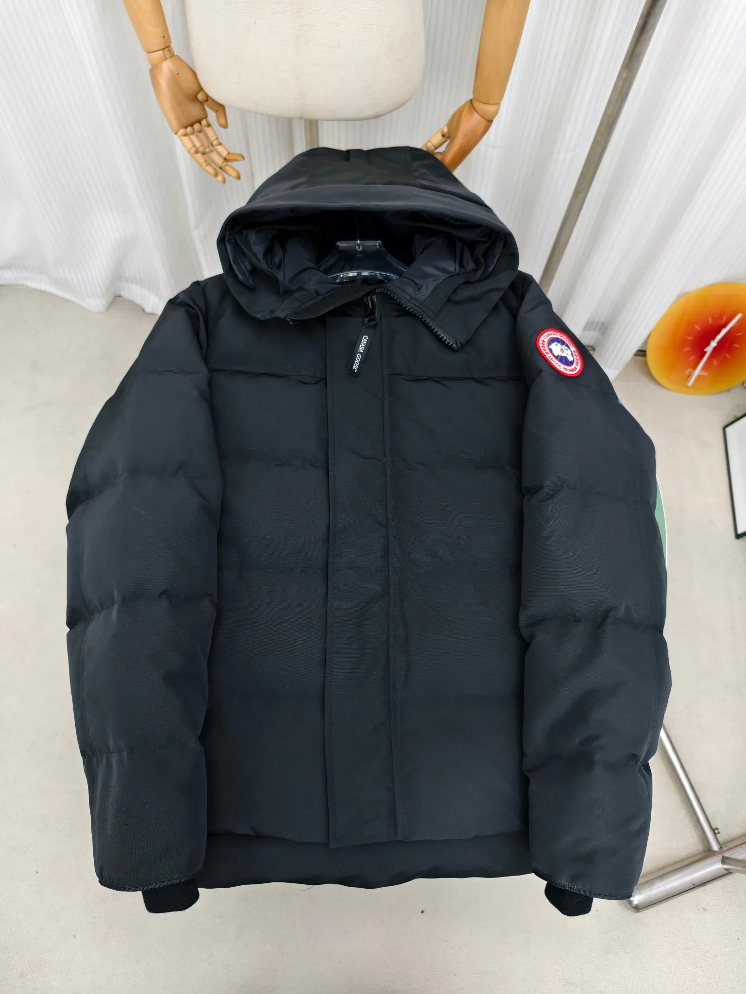 P700————2080M/New 17 models (higher version) Canada goose MacMillan parka. The MacMillan Parka features an innovative design with a streamlined hood detail, added shoulder straps and two additional interior pockets. This hip-length parka offers warmth and style with its quilted design and curved hem. Filled with extremely fluffy white duck down. The MacMillan Parka provides essential protection in all weathers. The adjustable down-connected hood improves warmth and protects against harsh weather. Rib knit cuffs tucked into the interior. The hood is equipped with a detachable zipper guard, and the hood trim can be replaced to create a personalized style and provide more protection (this jacket can be matched with wolf fur collar accessories, choose by yourself) ❤️The only version in the market Color: black red label black black label gray red label gray black label off-white red label navy red label Size: XS-2XL